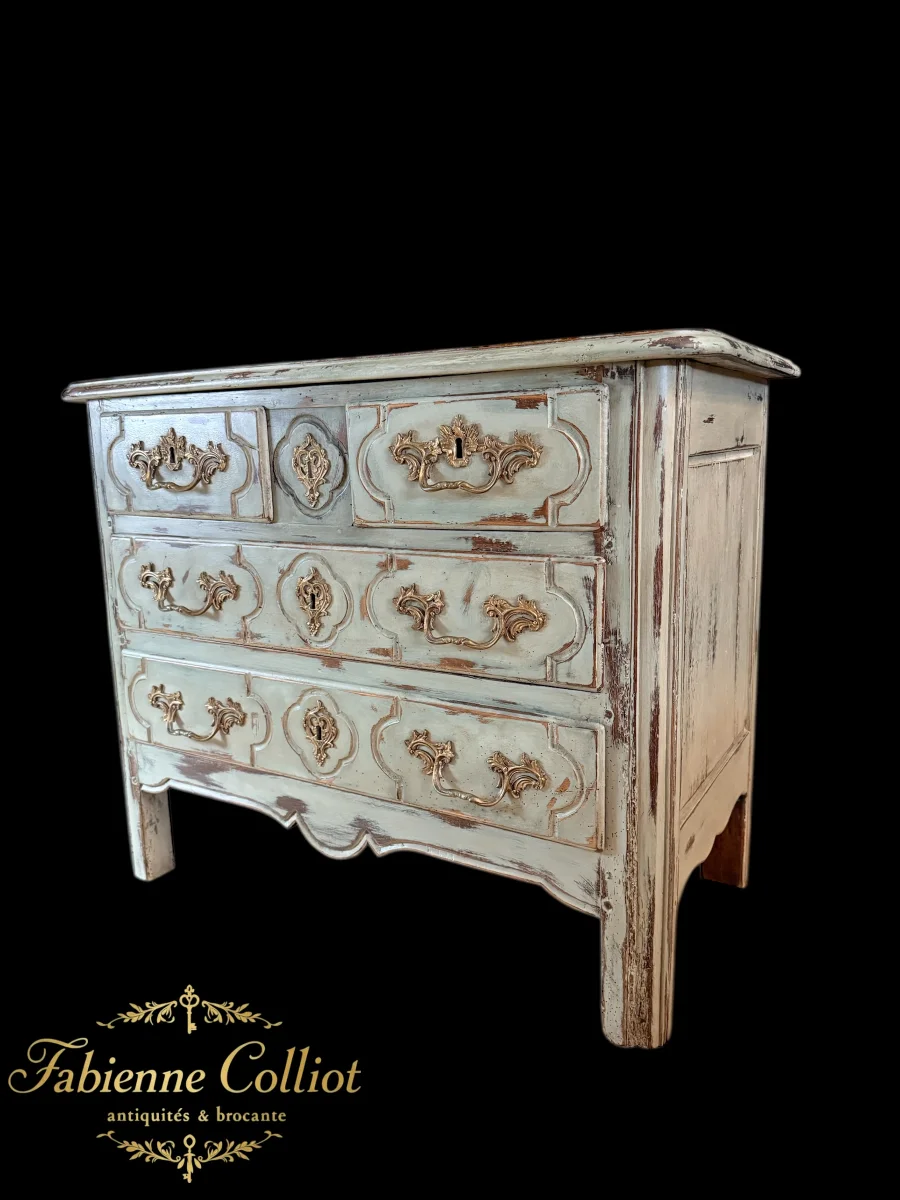 Commode de style Louis XV patine