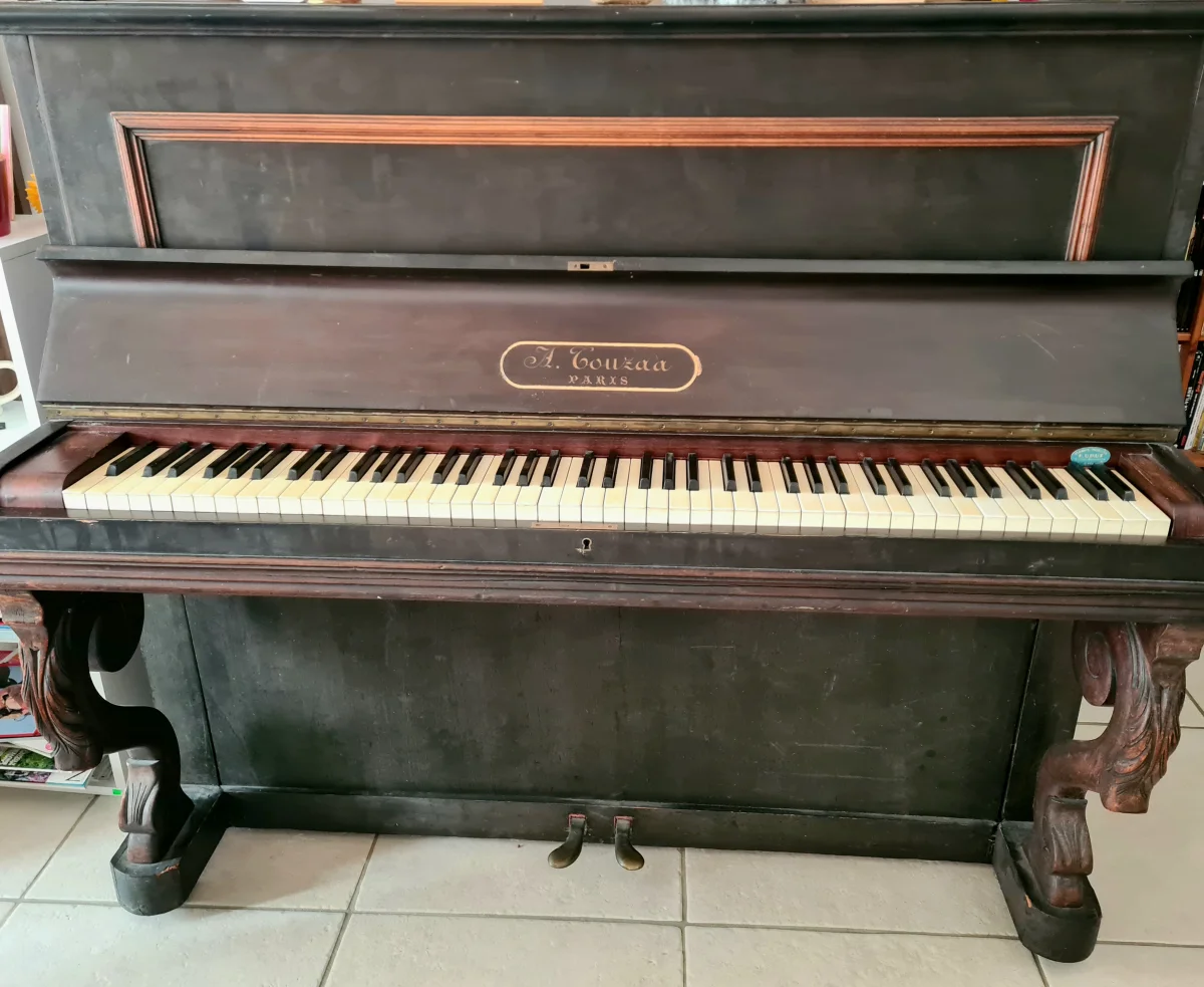 Titre : Donne piano droit – bon état (à venir chercher)