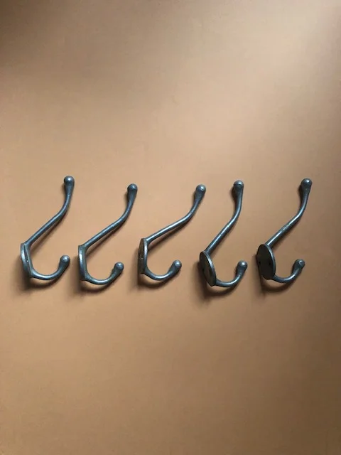 5 patères anciennes en alu