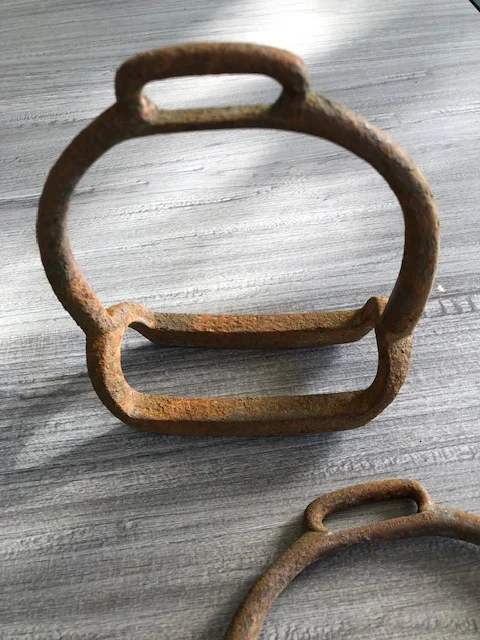 2 étriers de Cavalerie