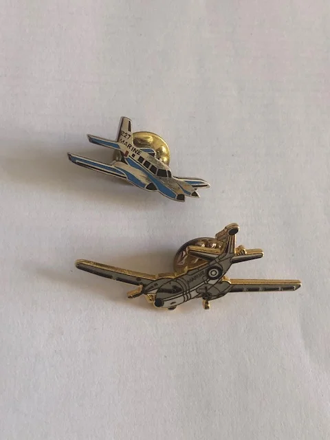 2 pin's avions Marine Nationale