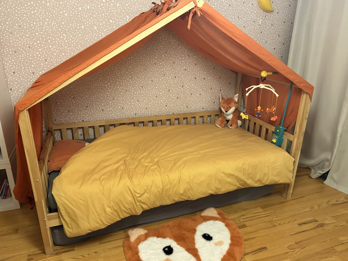 Lit cabane avec barrières amovibles