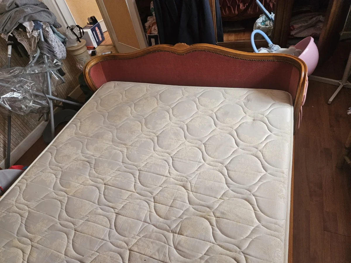 Lit capitonné style ancien