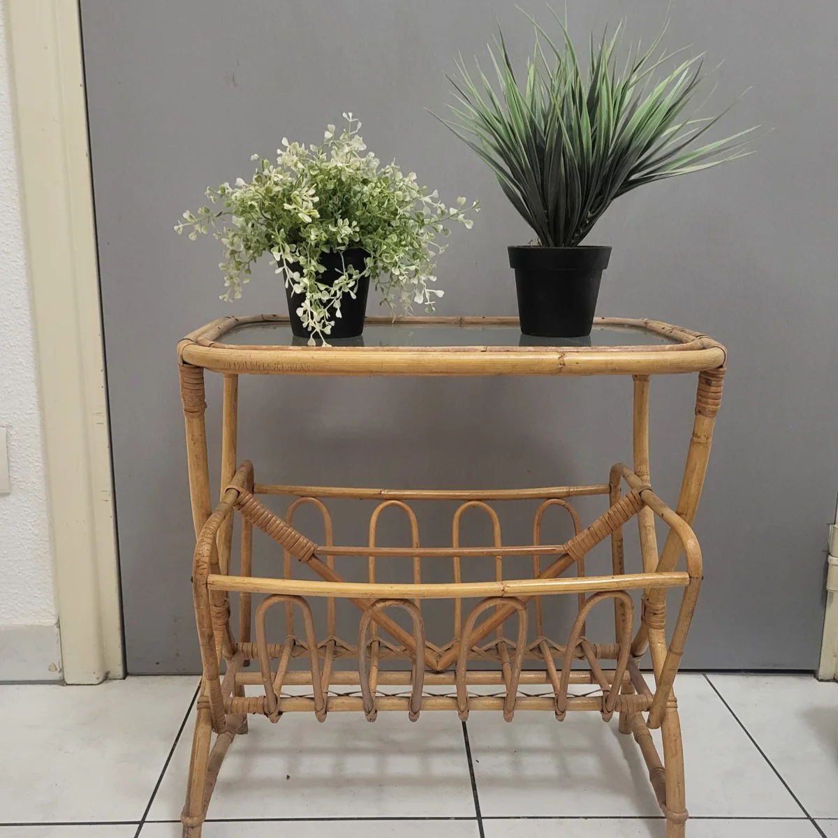 Porte plantes revues et tablette en rotin scandinave des années 60,70