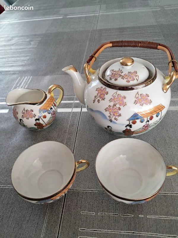 Théière porcelaine motif Ghesha