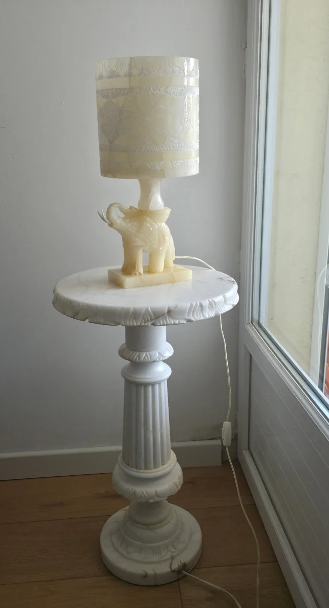 Lampe de chevet éléphant sur pied.