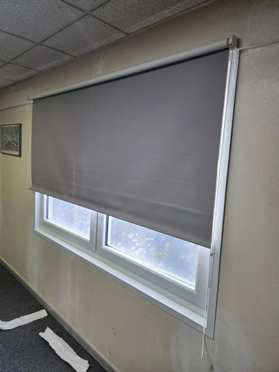 Store enroulant occultant gris