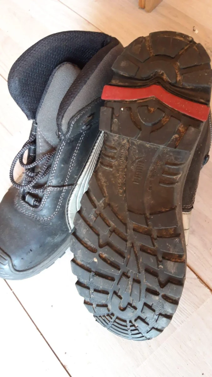 chaussures de travail montantes dite de sécurité. marque Puma