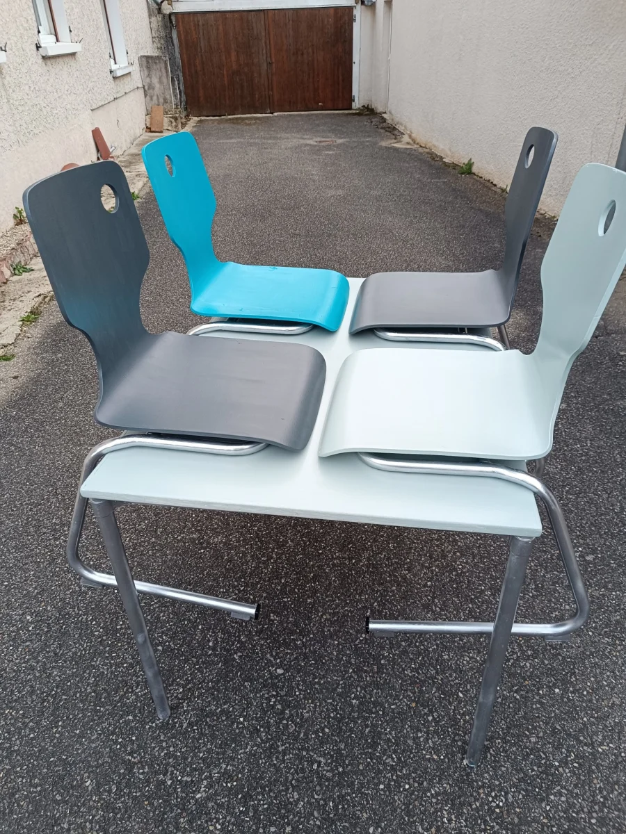 Table avec ses 4 Chaises empilables