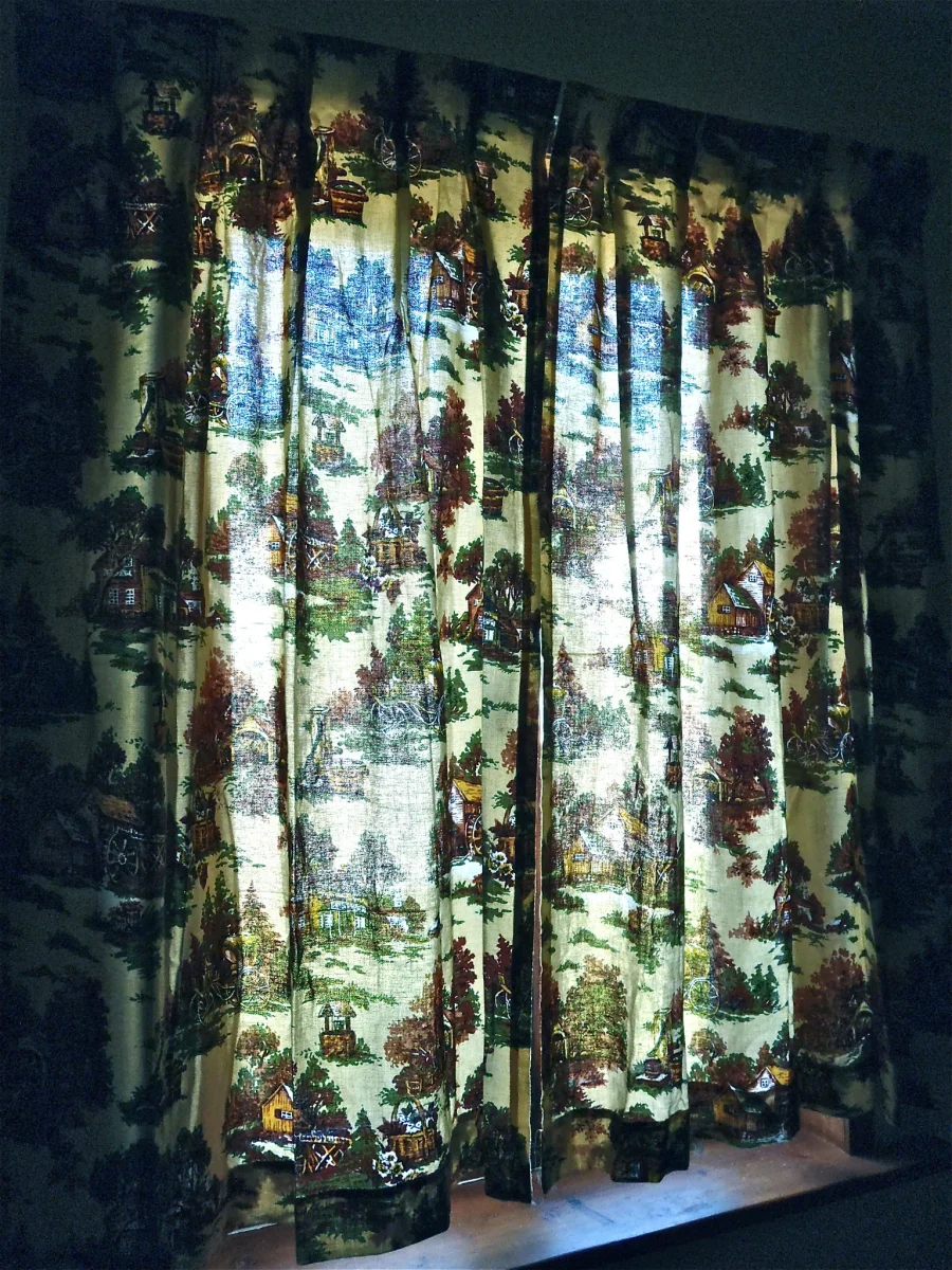 Deux paires de rideaux motif campagnard vintage