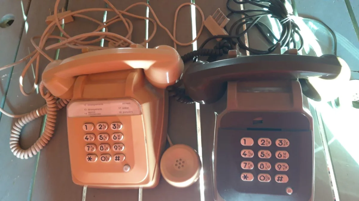 Téléphone ancien filaire Socotel à touches années 80