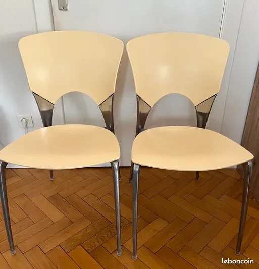 Lot de 2 chaises beige du designer barcelonais Josep Llusca modèle « Silla »