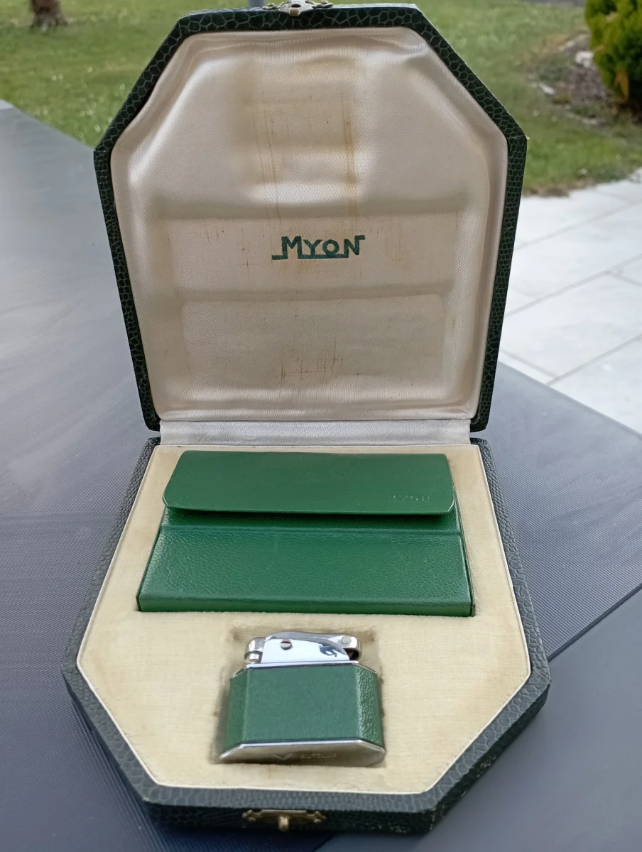 Coffret briquet et étui a cigarettes