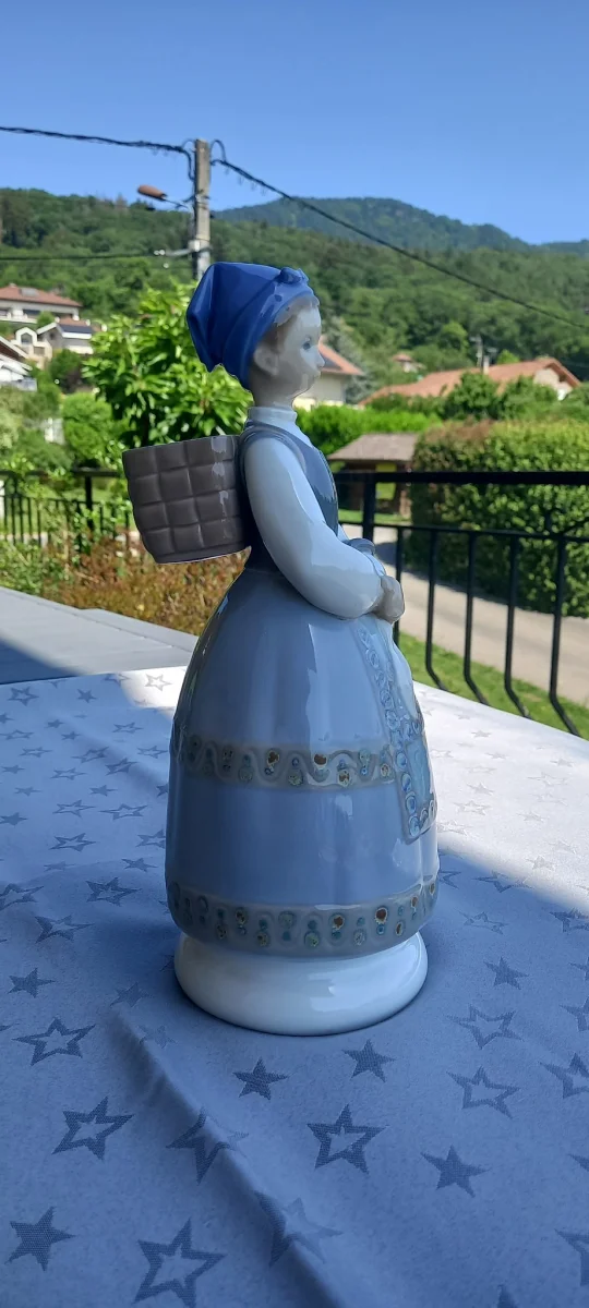 Très rare Bergère en robe traditionnelle Lladró – H28cm