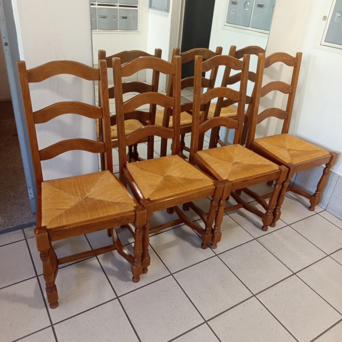 Lot 4 chaises rustiques