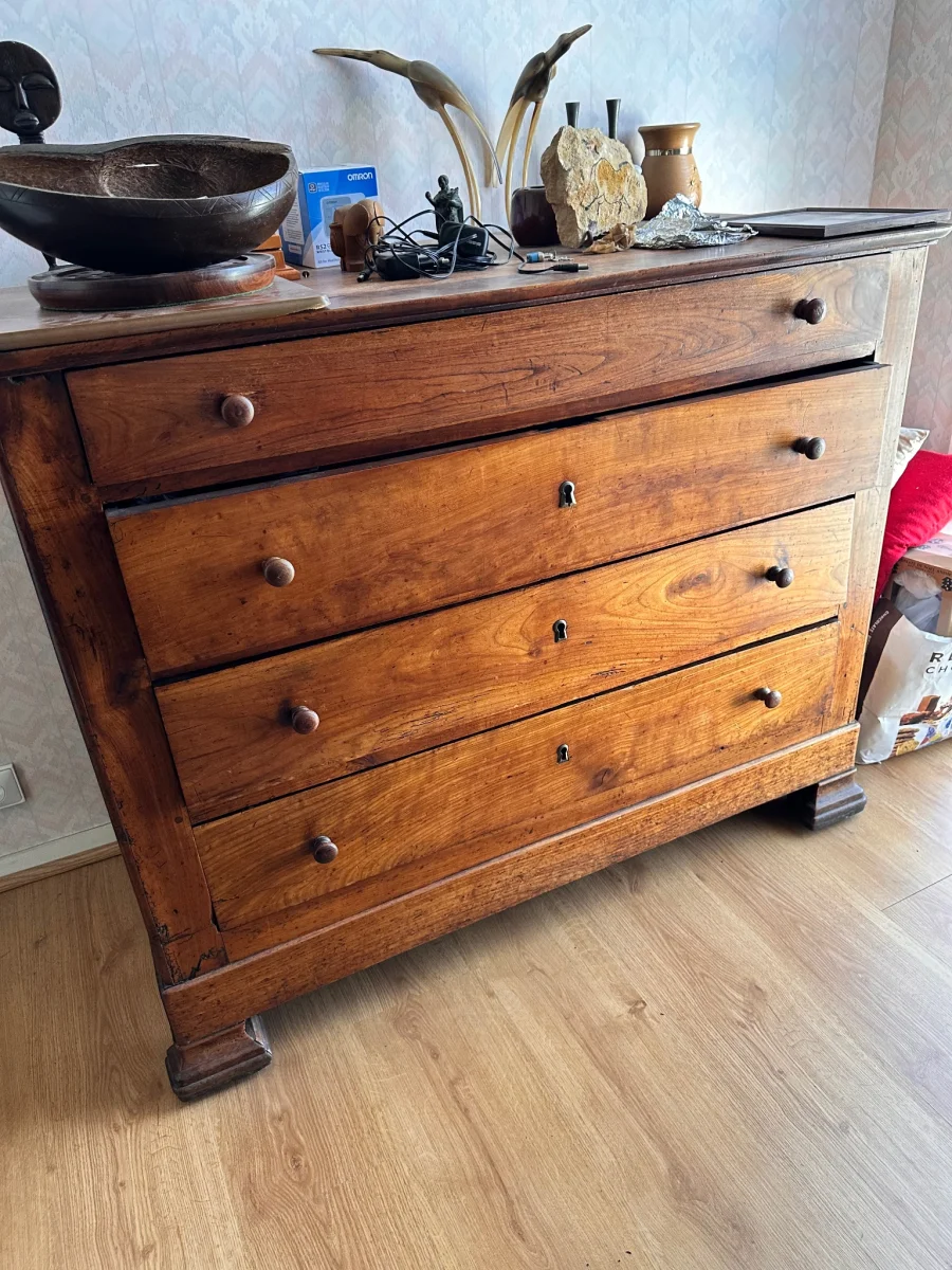 Commode ancienne en noyer massif – 4 tiroirs – XIXᵉ siècle