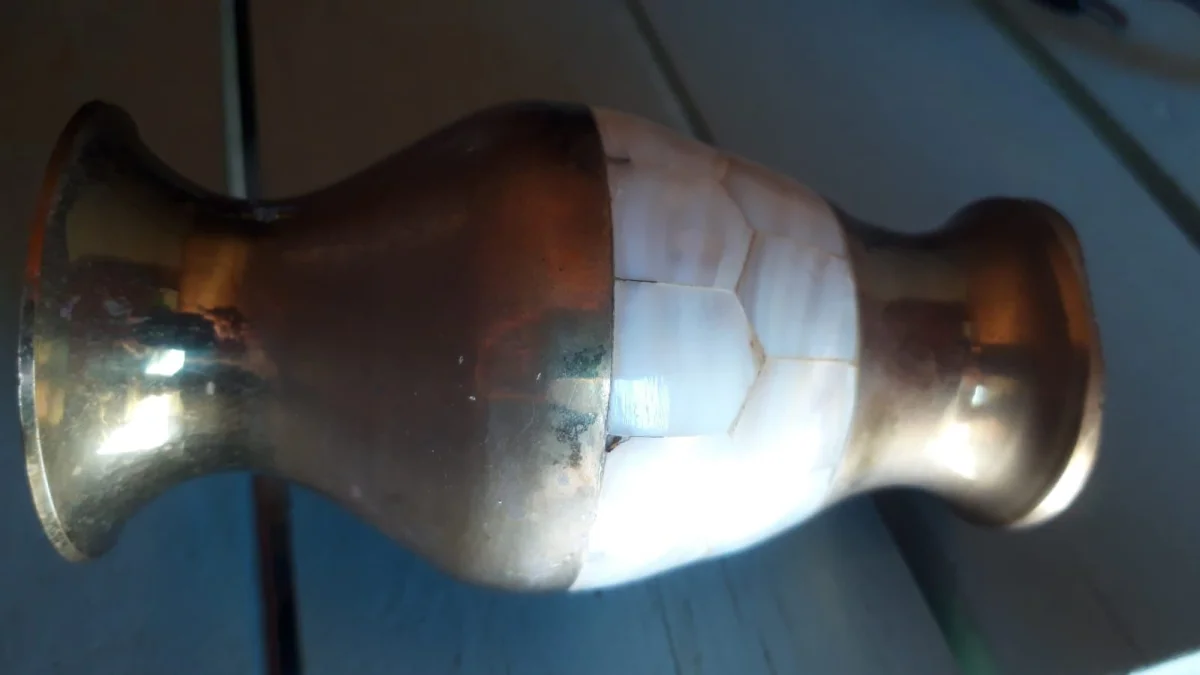 petit vase laiton et nacre ancien