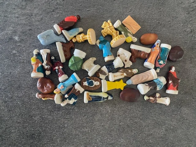 34 fèves diverses en bon état
