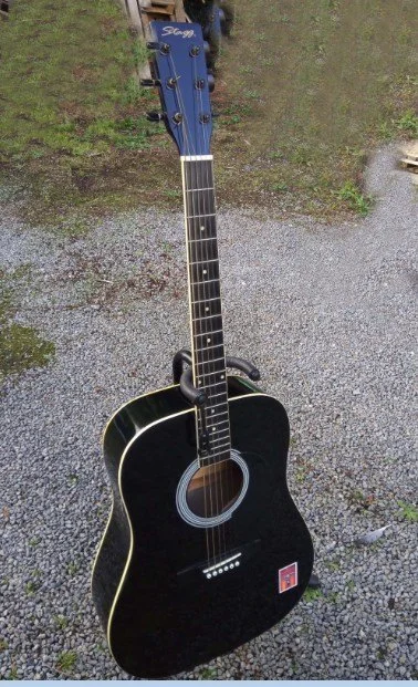 guitare folk stagg 4/4 pour adulte à 6 cordes
