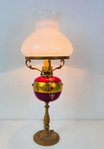 Lampe - Ancienne lampe à pétrole avec réservoir en verre rubis et abat-jour opal